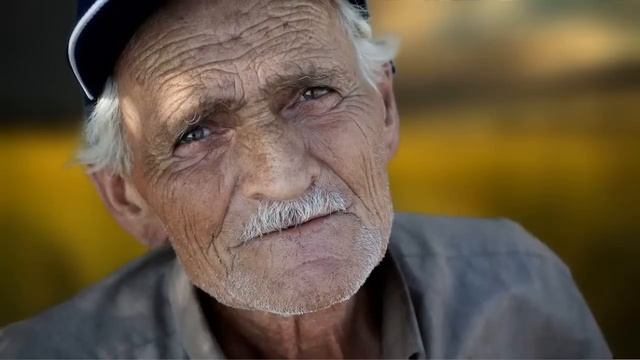 Я нашла на обочине пожилого мужчину с пробитой головой и без сознания. Привезла домой и оказала… смотреть онлайн