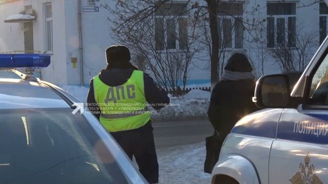 Полицейские напомнили, как правильно переходить дорогу смотреть онлайн