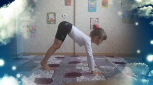 Детская йога. Осаны. Леночка показывает детскую йогу. Улучшаем здоровье. Необычная йога для детей.