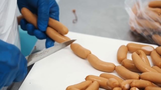 1日1000本のソーセージを生産する東京のソーセージ工場！ソーセージ・ハムの大量生産プロセス。 смотреть онлайн