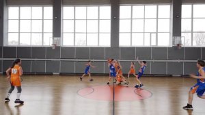 Дети играют в баскетбол. Девочки против мальчиков.