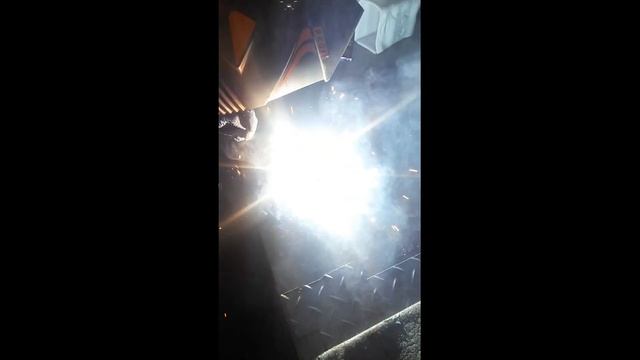 Видео отзыв сварочный инверторный аппарат Tesla Weld MMA 230 смотреть онлайн