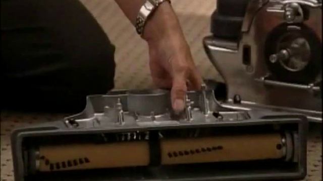 Замена ремня и регулировка основной щетки Кирби смотреть онлайн