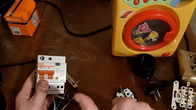 КАК ПОДКЛЮЧИТЬ СТИРАЛЬНУЮ МАШИНУ,В ЭЛЕКТРО ЩИТКЕ НА ПЛОЩАДКЕ , КАК НАЙТИ ФАЗУ,НОЛЬ,ЗЕМЛЮ,ЗАЗЕМЛЕНИЕ смотреть онлайн