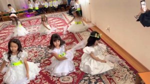 Детский танец с платочками на 8 марта. Рамина и Жанель танцуют.