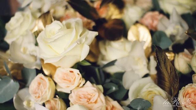 Композиция из орхидеи Фаленопсис и Цимбидиум, одиночной розы и кустовой, одиночной гвоздики...