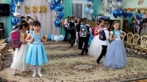 Танец с портфелями "Всюду первоклашки"