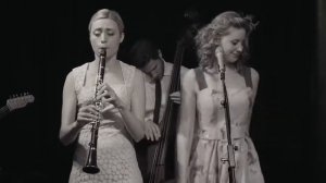 Tu Vuo Fa L'Americano" ("Ты ведешь себя как американец")