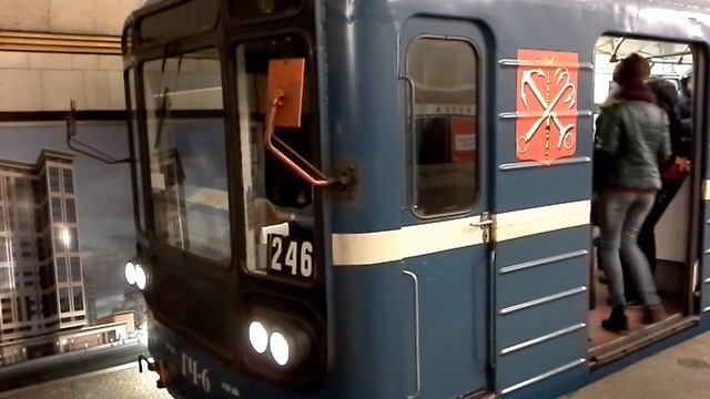 Электропоезд 81-717 номерной 246 прибывает на ст.метро Чёрная речка смотреть онлайн