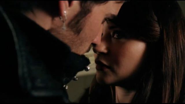 Белль ищет шарф на корабле Крюка  2x11