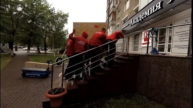 Разгрузка торгового оборудования для Академии времени (май 2017 г., Тюмень) смотреть онлайн