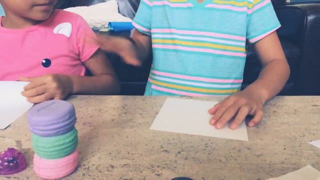 How to make an origami fortune teller with Katie and Bella смотреть онлайн