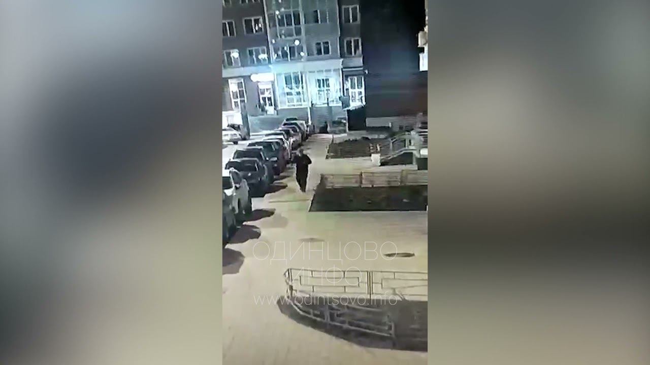 В ночь с 11 на 12 апреля в Одинцово мужчина повредил десяток припаркованных автомобилей смотреть онлайн