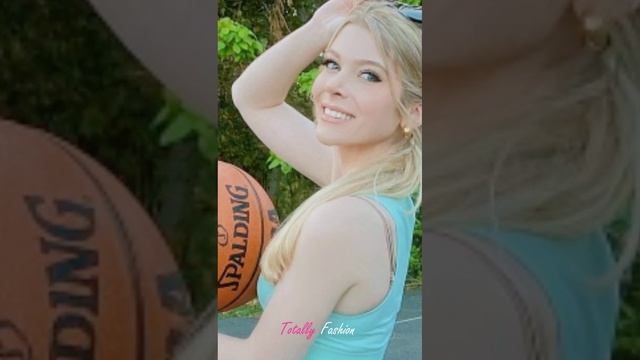 Lindsay Capuano - Линдси Капуано смотреть онлайн