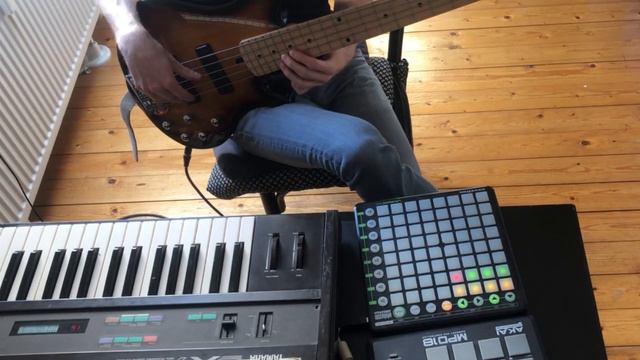 Beatmaking and Soloing with Yamaha DX7 / Ableton Live / bass guitar смотреть онлайн