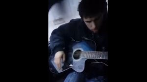 Слепой парень классно играет на гитаре и поет!👍👍👍 1