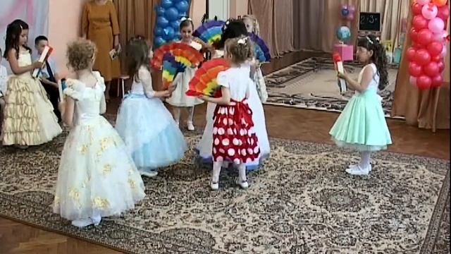 ? Выпускной утренник в детском саду | Танец девочек с веерами [Студия Отражение - VideoReflex] смотреть онлайн