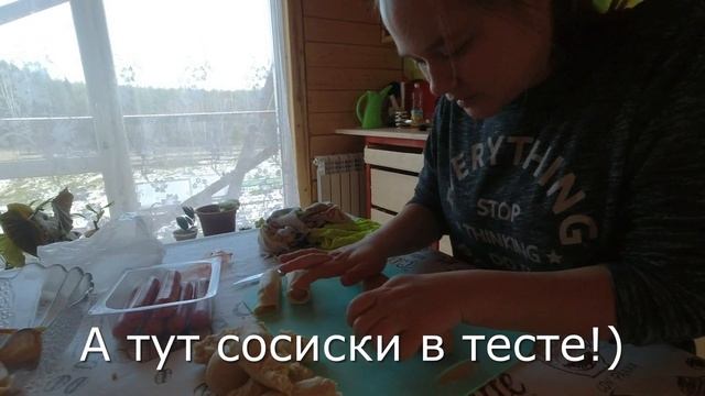 ЖЕНА КОЛЕТ ДРОВА НА ЗИМУ - Молодежь в своем доме /76 смотреть онлайн