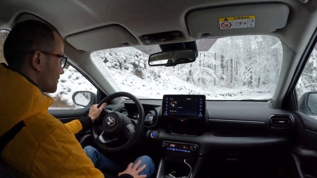 Toyota Yaris Hybrid 2023 - First Snow Drive Test - Steep Slope (too steep ?) смотреть онлайн