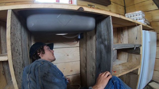 Bushcamp - Building an Off the Grid Sink and Wooden Countertop (No Plumbing Required) смотреть онлайн