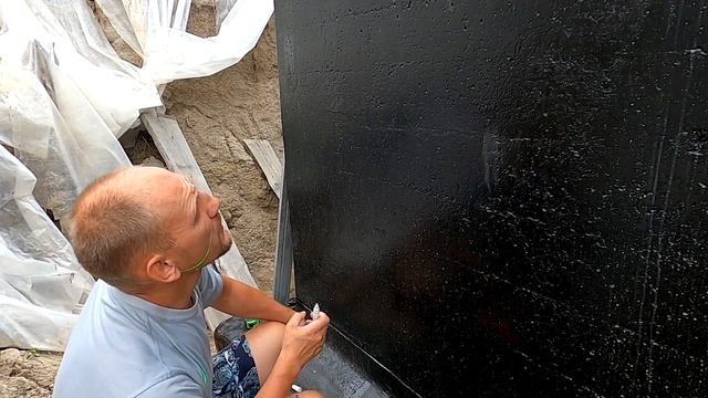 Гидроизоляция стен цокольного этажа. Часть 2. Праймирование, самоклеящаяся гидроизоляция смотреть онлайн