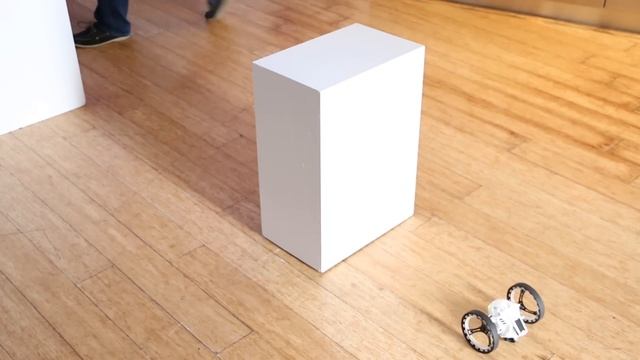 Parrot's Jumping Sumo Robot Can Roll and Hop смотреть онлайн