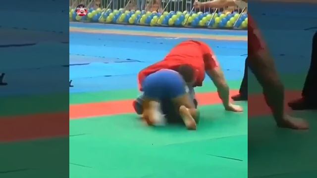 Хабиб Нурмагомедов один из первых боев.