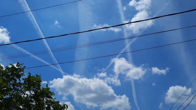 Полосы химтрейла вылетают из облаков. 31 мая 2021 года.г.Шахты.