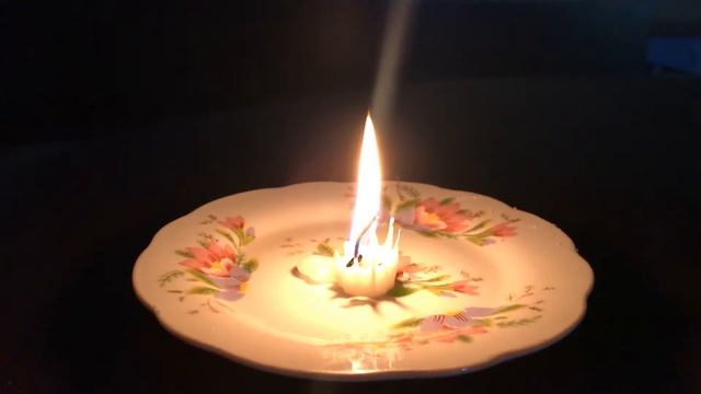 Горит свеча. Свеча гаснет. Футаж под красивую музыку. смотреть онлайн