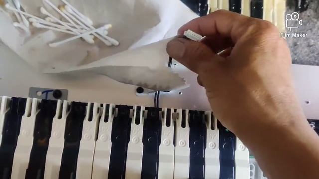 TAKING APART A ROLAND JUNO DS88 - DUE TO BEVERAGE SPILL MAKING MULTIPLE KEYS STICK TOGETHER ? смотреть онлайн