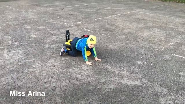 Катаюсь на велосипеде Давид упал с машинки смотреть онлайн