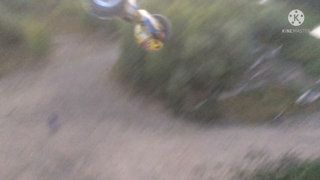 СБРОСИЛ ГИРОСКУТЕР С МОСТА