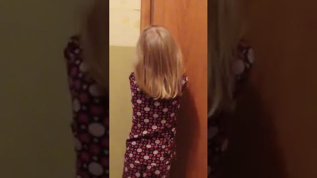 Маленькая девочка ругается с родителями ! 2015 год смотреть онлайн