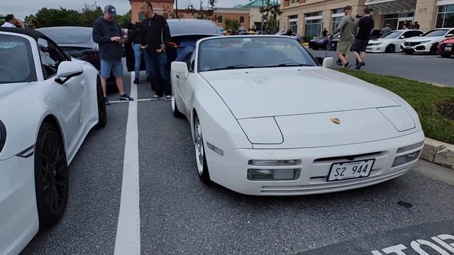 Porsche 944 S2 Cabriolet in Grand Prix White over Cobalt Blue смотреть онлайн