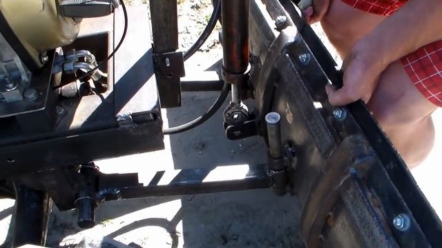 Нацепляем отвал на минитрактор смотреть онлайн