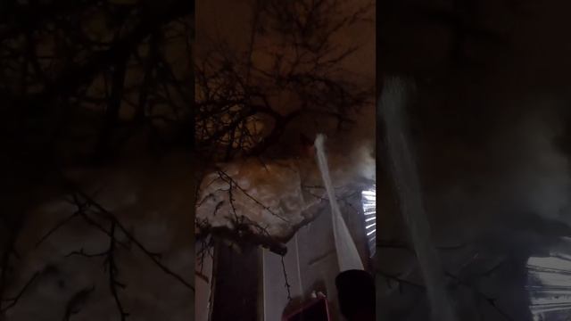 Горит баня в частном секторе, вовремя вызвали пожарную охрану! Работа пожарных расчетов. МЧС России смотреть онлайн