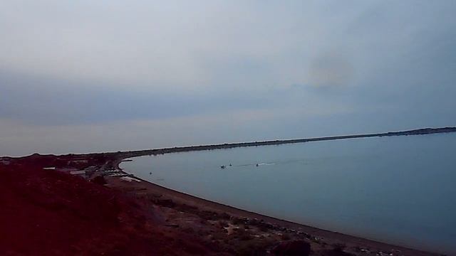 Катер и три водных скутера резвятся на просторе у Барковского - виды со скалы | Балхаш смотреть онлайн