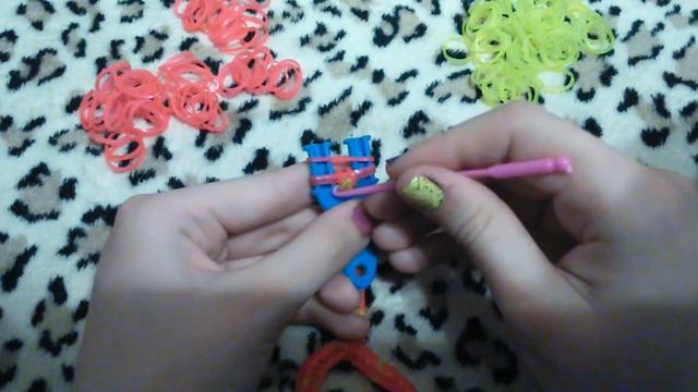DIY плетение из резиночек Loom bands(мой первый мастер класс) смотреть онлайн