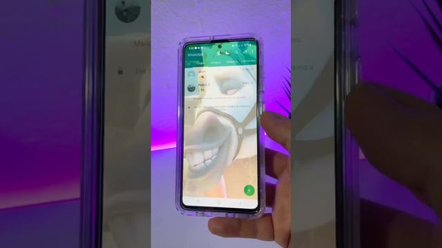 Como poner un fondo en la pantalla de inicio de WhatsApp 📱 #android #tipsandtricks #whatsapp смотреть онлайн