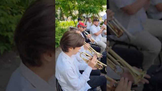 Живая музыка на улице Суворова в Витебске смотреть онлайн