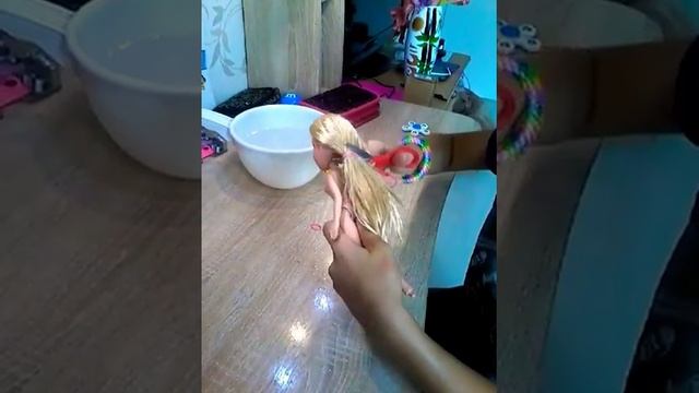 Как отрезать кукле волосы??Первое видео? смотреть онлайн