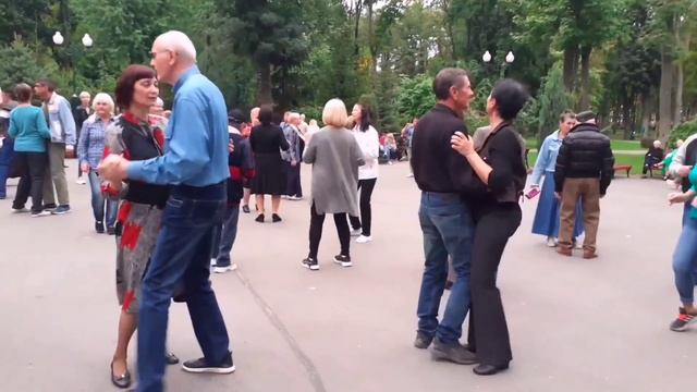ПУСТЬ ПРИДУМАННАЯ ТЫ НОЧИ СТРАННИЦА! ТАНЦЫ В ПАРКЕ ГОРЬКОГО ХАРЬКОВ СЧАСТЛИВЫЕ ДНИ смотреть онлайн