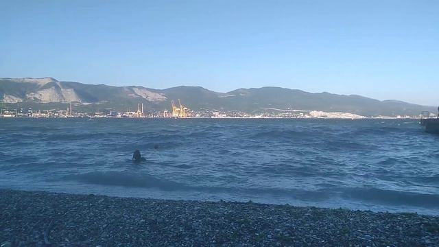 пляж что с МОРЕМ Новороссийск люди совсем не боятся 🤦♂️⛔ купаются сильная волна 8.08.2022. смотреть онлайн