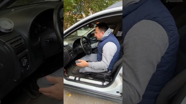 Ответ комментаторам на видео Будь внимателен при замене лампочки на фарах в машине #shorts смотреть онлайн