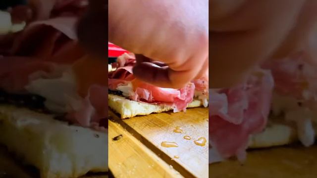Making of original Italian Focaccia with Truffle, Bufala & Prosciutto Crudo @ Il Pennello Downtown смотреть онлайн