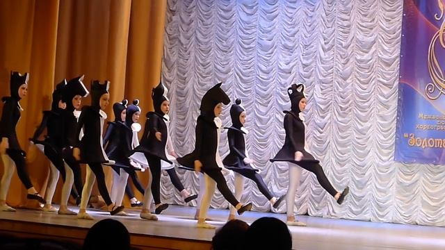 Танец шахматных фигур — Live chess dance choreography "Решающая партия" смотреть онлайн