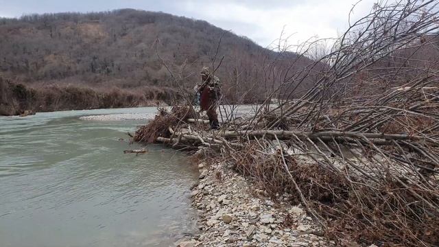 Рыбалка кастинговой сетью (накидкой) зимой на горной реке смотреть онлайн