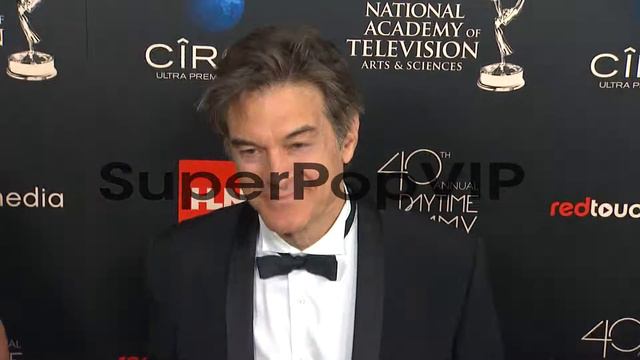 Mehmet Oz at The 40th Annual Daytime Emmy Awards on 6/16/... смотреть онлайн
