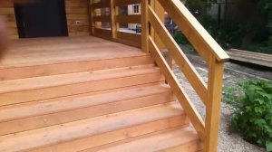 Крыльцо поручни перила из дерева в деревянном доме