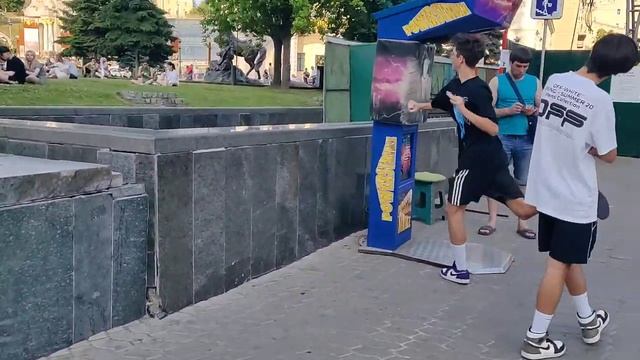 Киев. Прогулка летом. Пешеходы, туристы, молодежь- на пешеходном перекрестке у площади Независимост смотреть онлайн